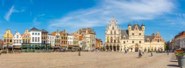 Mechelen, Belçika - 17,2018 - Mechelen şehir salonunda Grote Markt evle panoramik manzaraya olabilir. Mechelen Flanders tarihi sanatın önde gelen şehirlerinden biridir.