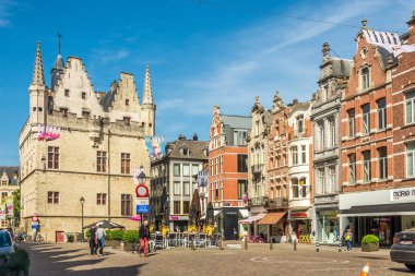 Mechelen, Belçika - 17,2018 - Mechelen, Grote Markt yerde olabilir. Mechelen Flanders tarihi sanatın önde gelen şehirlerinden biridir.