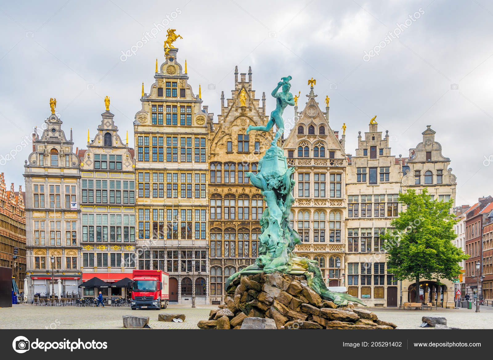Antwerp Bélgica Maio 2018 Monumento Brabo Com Gildhouses ...