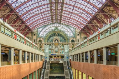 Antwerp, Belçika - 18,2018 - Antwerp Inside Merkez İstasyonu olabilir. Antwerp, Belçika'daki bir şehir ve Flanders Antwerp Eyaleti'nin başkentidir.