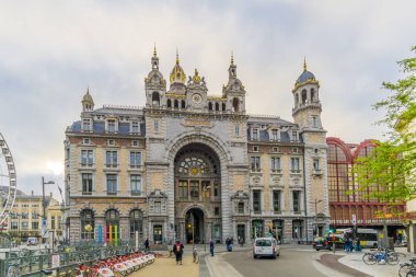 Antwerp, Belçika - 18,2018 - Antwerp'te bina tren istasyonunda görünümü olabilir. Antwerp, Belçika'daki bir şehir ve Flanders Antwerp Eyaleti'nin başkentidir.