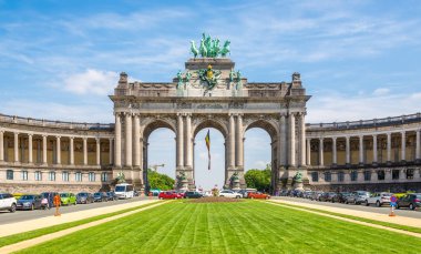 Brussels, Belçika - 18,2018 - görünüm Zafer Takı (Cinquantenaire) Brüksel'de olabilir. Brüksel Belçika başkenti olduğunu.