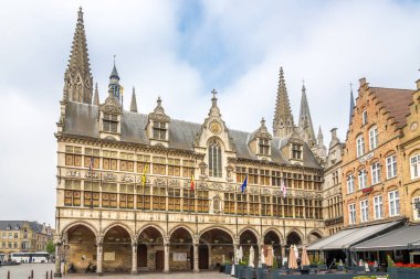 Ypres, Belçika - 20,2018 - Ypres Belediye Binası manzaraya olabilir. Ypres Belçika West Flanders il içinde iline bağlı. 
