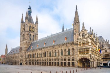 Cloth hall ve Belediye Binası'nda Ypres - Belçika Grote markt görüntülemek