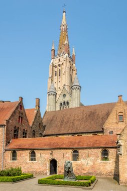 Tarihsel hastane Saint avlusu Our Lady kiliseden çan kulesi, Bruges, Belçika'da Jan görüntülemek