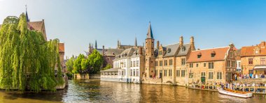 Bruges, Belçika - 20,2018 - Bruges Rozenhoedkaai kanalda panoramik manzaraya olabilir. Bruges tarihi kent merkezine, önde gelen bir dünya mirası Site Unesco olduğunu.
