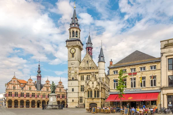アールスト ベルギー 2018 アールストのマルクト広場で市鐘楼を可能性があります 市庁舎の横にある 世紀の鐘楼を含む 鐘カリヨン ベルギーで最も古い — ストック写真