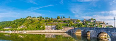 Kalenin Namur, Belçika için Meuse Nehri üzerinde eski köprü ile panoramik manzaraya