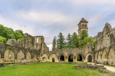 Orval, Belçika - 22,2018 - Villers burcu Orval Manastırı kalıntıları manzaraya olabilir. Orval yerleşmek için ilk rahipler İtalya güneyden 1070 geldi..