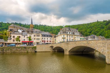 Bouillon, Belçika - 22,2018 olabilir - Bouillon nehirde Semois üzerinde eski köprü. Bouillon Belçika iline.