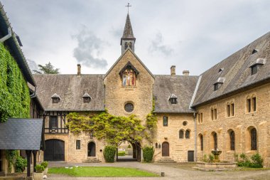 Orval, Belçika - 22,2018 - görünümü Abbey Villers burcu Orval giriş coutyard de olabilir. Orval yerleşmek için ilk rahipler İtalya güneyden 1070 geldi..