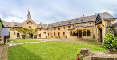 Orval, Belçika - 22,2018 - panoramik manzaraya Abbey Villers burcu Orval giriş coutyard olabilir. Orval yerleşmek için ilk rahipler İtalya güneyden 1070 geldi..