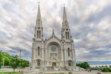 Basilica Sainte Anne de Beaupre - Kanada cephe göster