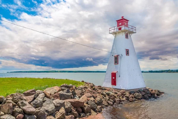 加拿大夏洛特布莱顿海滩附近的灯塔 — 图库照片