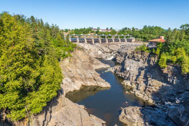 Grand Falls, Amerika Birleşik Devletleri - Haziran 21,2018 - görünümü Grand Barajı Saint John nehre düşüyor. Şehrin adı üzerinde 23 metre nehir damla kaya çıkıntıları bir dizi tarafından oluşturulan bir şelale den kaynaklanmaktadır.
