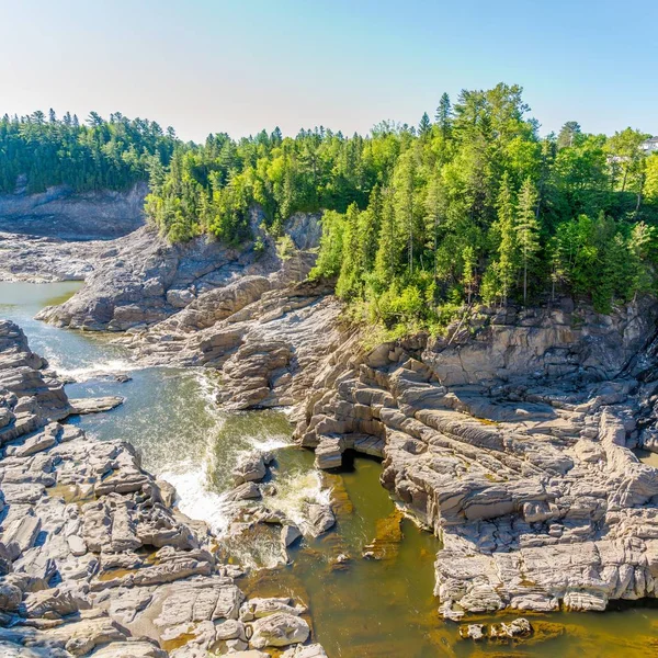 グランド フォールズ カナダのセントジョン川の岩の多い川ベッド — ストック写真