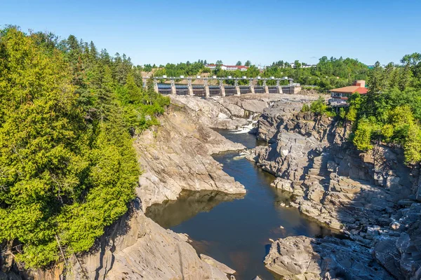 グランド フォールズ カナダ 2018 セントジョン川滝ダム グランド ビュー 町を川低下 メートル岩棚のシリーズによって作成された滝からその名を由来します — ストック写真