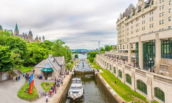 Ottawa, Kanada - Haziran 23,2018 - Rideau Kanalı Ottawa manzaraya. Ottawa Kanada sermaye şehir olduğunu.