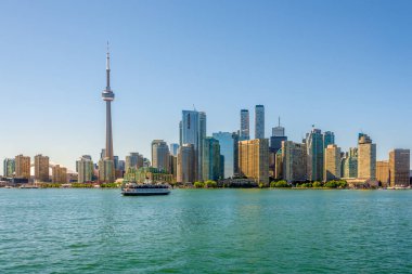 Toronto, Kanada - Haziran 25,2018 - Toronto Ontario Gölü üzerinden şehir merkezinde manzaraya. Toronto Ontario eyaletinin başkenti ve en büyük şehri Kanada olduğunu.