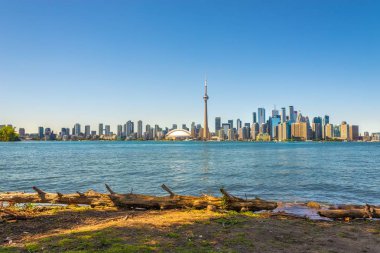 Toronto, Kanada - Haziran 25,2018 - Toronto downtown Toronto Adaları Ontario Gölü üzerinden manzaraya. Toronto Ontario eyaletinin başkenti ve en büyük şehri Kanada olduğunu.