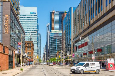 Toronto, Kanada - Haziran 25,2018 - Toronto downtown, sokaklarında. Toronto Ontario eyaletinin başkenti ve en büyük şehri Kanada olduğunu.
