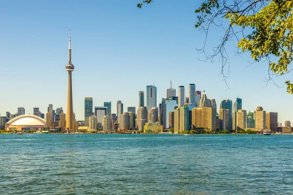 Toronto, Kanada - Haziran 25,2018 - Toronto downtown Toronto Adaları Ontario Gölü üzerinden manzaraya. Toronto Ontario eyaletinin başkenti ve en büyük şehri Kanada olduğunu.