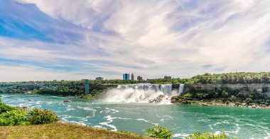 Niagara Falls, Amerika Birleşik Devletleri - Haziran 26,2018 - görünüm Niagara Nehri ile American falls ve gelin Veil falls adlı ABD toprakları üzerinden Rainbow International köprüsünde. American Falls aralıkları arasında 21-34 m yükseklik. 