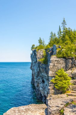 Bruce Yarımadası Milli Parkı, Kanada'da Hint baş Koyu'nun kenarında görüntülemek