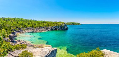 Bruce Yarımadası, Kanada - Haziran 28,2018 - Panoramik Hint baş Cove Bruce Yarımadası Milli Parkı'nda. Niagara eğimli yüzey bir parçası üzerinde bulunan, park 156 kilometre kare oluşur