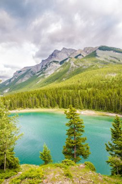 Dağlara yakın Minnewanka göl içinde Banff National Park - Kanada, görüntüleme