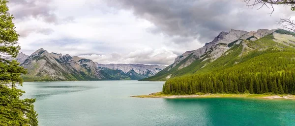 Vista Panorámica Naturaleza Alrededor Del Lago Minnewanka Parque Nacional Banff —  Fotos de Stock