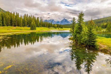 Banff Ulusal Parkı, Kanada'da Vermillion göl yakınındaki doğa, görüntüleme