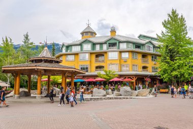 Kanada - Temmuz - Whistler, British Columbia, sokaklarında 4,2018. Whistler resort Coast dağlar British Columbia Eyaleti Güney Pasifik aralıklarının iline bağlı.