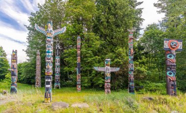 Vancouver, Kanada - Temmuz 6,2018 - totem Stanley Park, Vancouver manzaraya. Vancouver Batı Kanada, British Columbia bulunan bir kıyı liman kentidir.