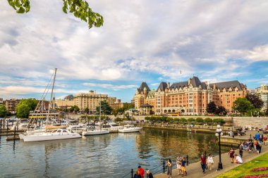 Victoria, Kanada - Temmuz 5,2018 - Victoria şehir limanı manzaraya. Victoria Kanada British Columbia eyaletinde başkentidir, Vancouver Adası Güney ucu.