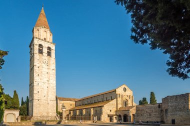 Aquileia, İtalya - Eylül 15,2018 - Santa Maria Assunta Aquileia Bazilikası manzaraya. Aquileia İtalya antik Roma kentidir.