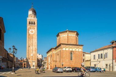 Chioggia, İtalya - Eylül 16,2018 - görünüm Saint Martin kilise çan kulesi, Duomo Chioggia ile. Chioggia Venedik Lagoon güney girişinde küçük bir adada yer alan.