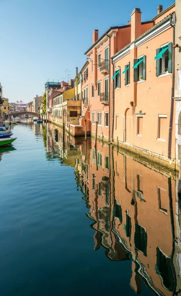 Gekleurde Gebouwen Reflectie Van Vena Kanaal Chioggia Italië — Stockfoto