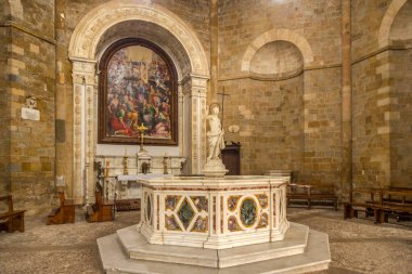 Volterra, İtalya - Eylül 17,2018 - San Giovanni Battista Volterra'da iç vaftizhane. 7. yüzyıl M.ö. daha önce üzerinden geçmiş Volterra tarihleri.