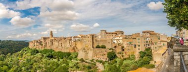 Pitigliano, İtalya - Eylül Pitigliano şehir 19,2018 - panoramik manzaraya. Pitigliano ve onun alanı Etrüsk zamanlarda iskan. Antika eski şehrin küçük Kudüs bilinir.
