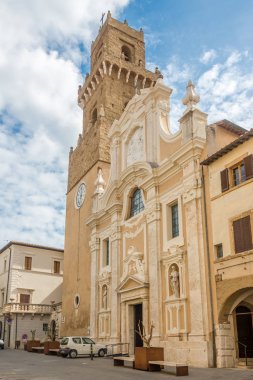 Pitigliano, İtalya - Eylül 19,2018 - Aziz Peter ve Paul Pitigliano içinde katedral manzaraya. Pitigliano ve onun alanı Etrüsk zamanlarda iskan. Antika eski şehrin küçük Kudüs bilinir.