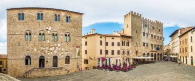 Massa Marittima, İtalya - Eylül 19,2018 - panoramik müze binası ve Massa Marittima Town hall ile Garibaldi yerde. Massa Marittima bir Grosseto eyaletinde yer almaktadir.