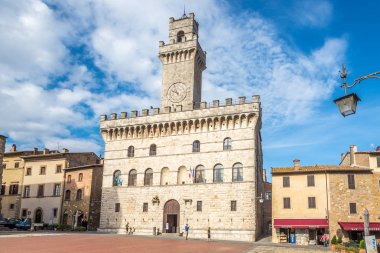 Montepulciano, İtalya - Eylül 20,2018 - görünümü City hall Binası Montepulciano içinde. Montepulciano bir ortaçağ ve Rönesans tepenin Güney Toskana İtalya'nın yeri. 