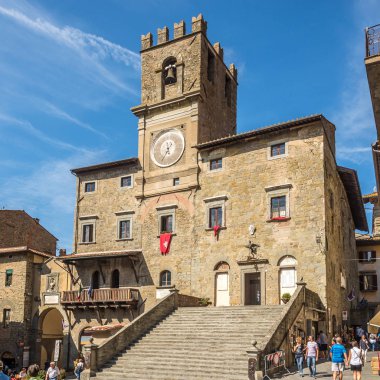 Cortona, İtalya - Eylül 20,2018 - Republica yer ile Belediye Binası Cortona'da manzaraya. Cortona bir Toskana bölgesindeki Arezzo eyaletinde yer almaktadir.