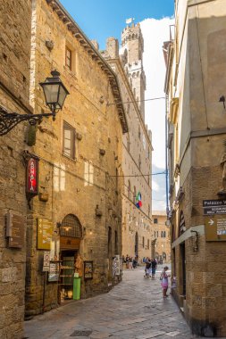 Volterra, İtalya - Eylül 20,2018 - Volterra, sokaklarında. 7. yüzyıl M.ö. daha önce üzerinden geçmiş Volterra tarihleri.