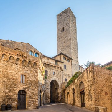 San Gimignano, İtalya - Tuscany sokaklarda celil Tower'da görüntülemek
