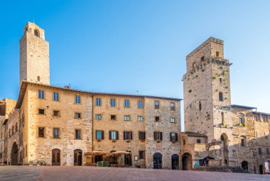 Şeytan Kulesi (Torre del Diavolo) ile Cisterna yerde San Gimignano, İtalya görüntülemek