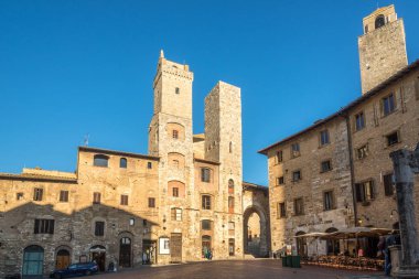 San Gimignano, İtalya - Eylül 21,2018 - görünümdür Ardingheli San Gimignano.San Gimignano'da Cisterna yerde iki kule, Toskana bölgesindeki Siena eyaletinde küçük duvarlı Ortaçağ tepe şehirde.