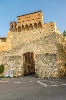 San Gimignano, İtalya - Eylül 21,2018 - görünümdür San Gimignano.San Gimignano'da San Giovanni kapısı, Toskana bölgesindeki Siena eyaletinde küçük duvarlı Ortaçağ tepe şehirde.