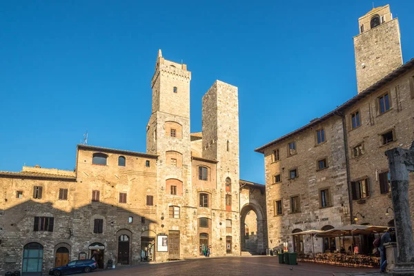 意大利圣吉米尼亚诺 2018年9月21日 在圣吉米尼亚西斯特纳广场的阿丁盖利两塔查看 圣吉米尼亚诺是托斯卡纳锡耶纳省的一个有围墙的中世纪小镇 — 图库照片